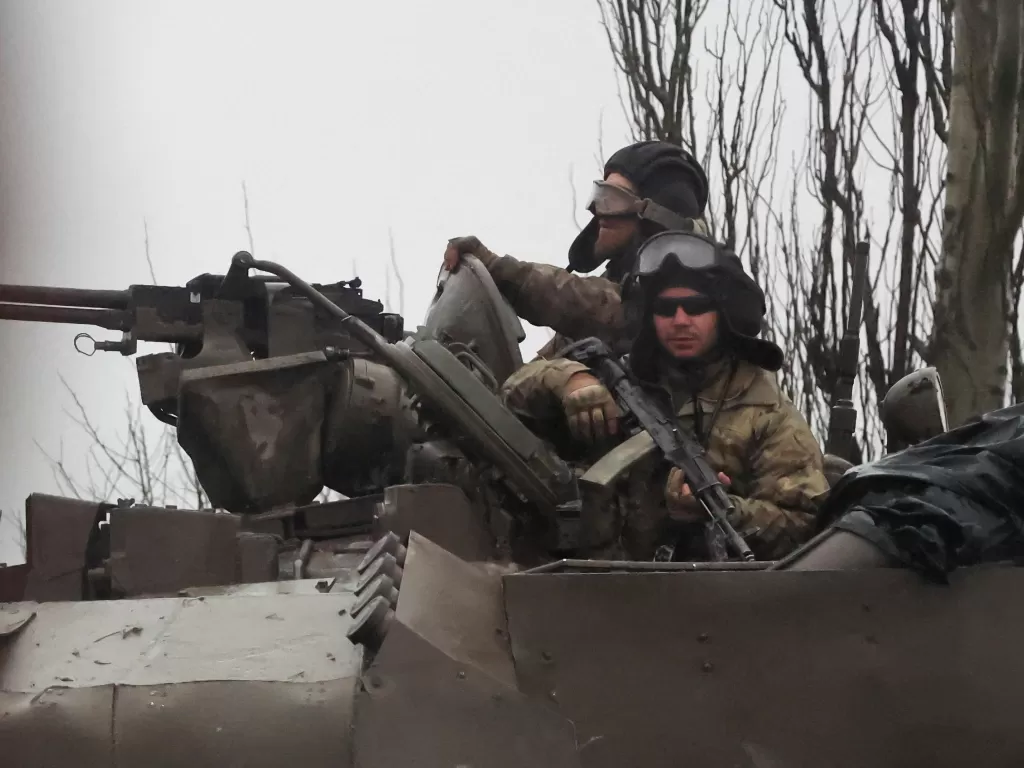 Pasukan militer Ukraina saat mengendarai kendaraan lapis baja mereka. (Foto/Reuters)
