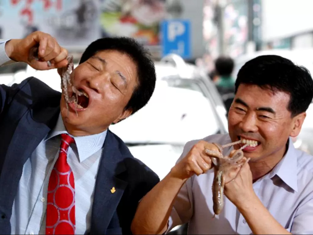 Dua orang Korea makan gurita hidup. (Chinadaily)