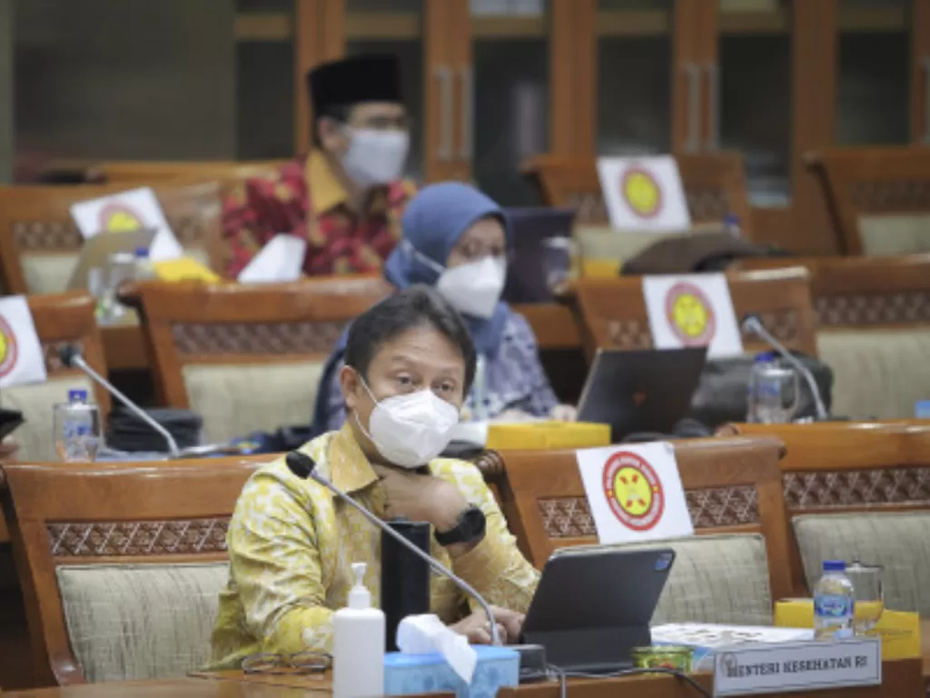 Menteri Kesehatan Budi Gunadi Sadikin mengikuti rapat kerja dengan Komisi IX DPR di Kompleks Parlemen, Senayan, Jakarta ( ANTARA FOTO/Dhemas Reviyanto)
