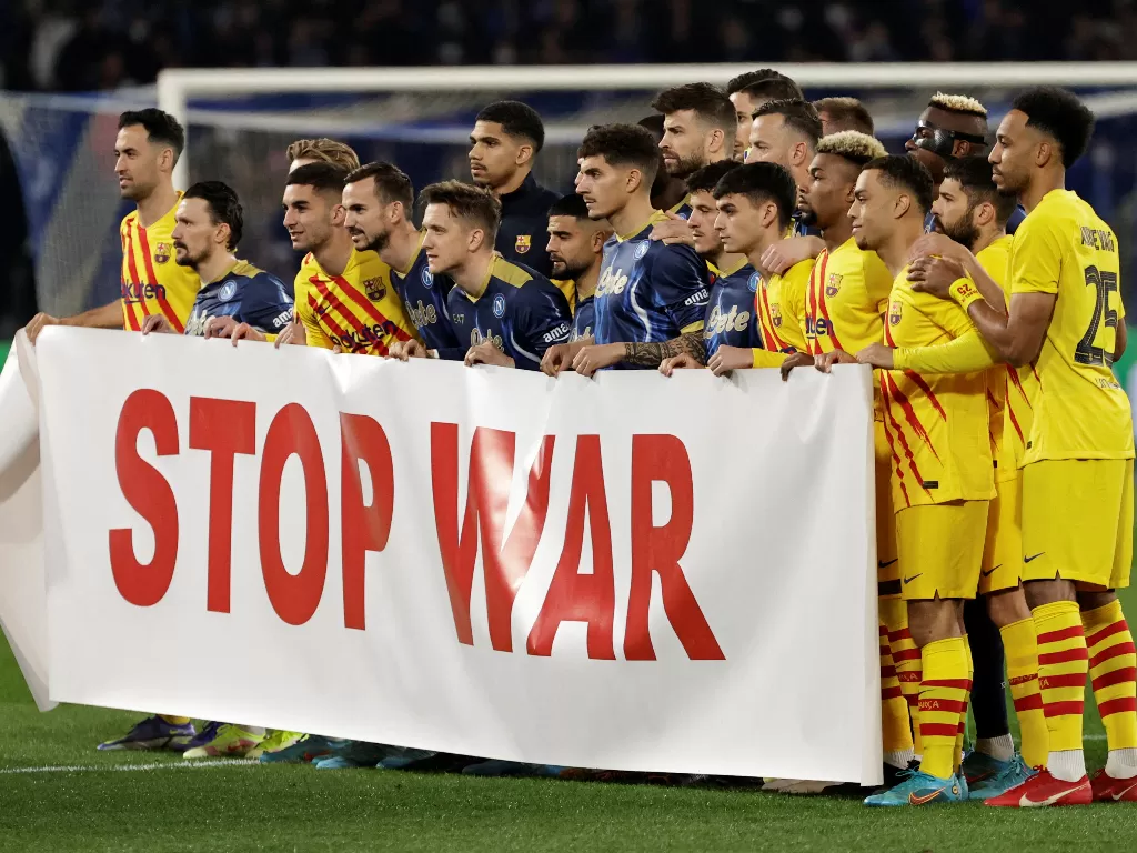 Pemain Napoli dan Barcelona bentangkan spanduk 'Stop War' terkait perang Rusia-Ukraina. (REUTERS/Ciro De Luca)