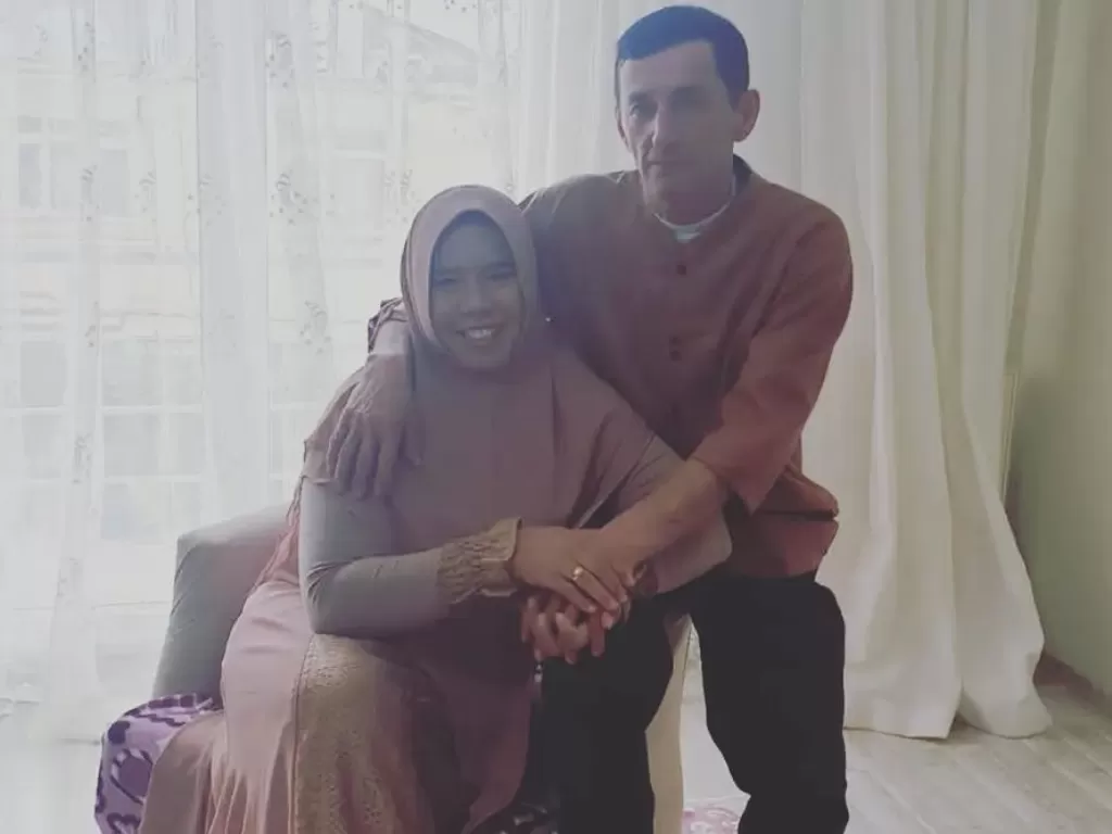 Rohimah dan suami barunya bule asal Turki (Instagram/@rohimah_alli)
