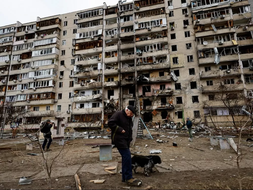 Kondisi pemukiman Ukraina usai diserang oleh Rusia. (REUTERS/Umit Bektas)