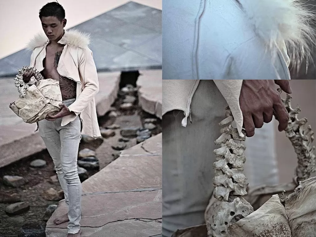 Arnold Putra dan tasnya yang terbuat dari tulang belakang manusia. (Instagram/@arnoldputra)