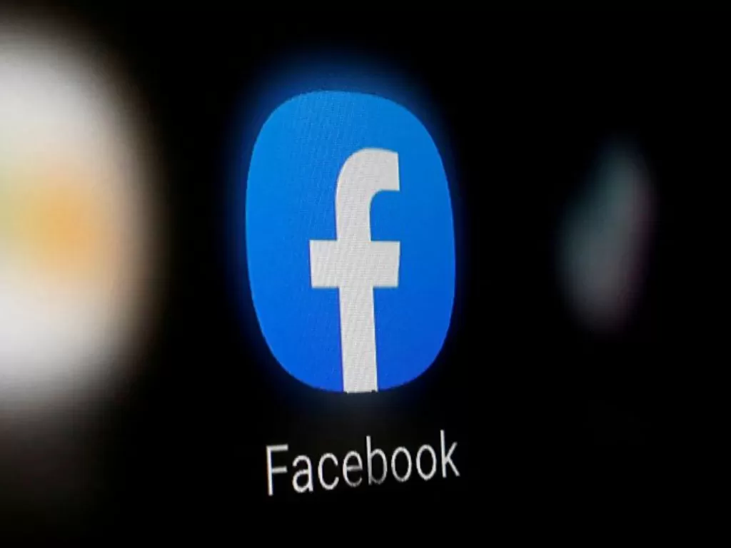 Ilustrasi, Logo Facebook yang terpampang di layar ponsel pintar diambil Senin (20/1/2020). (REUTERS/Dado Ruvic)