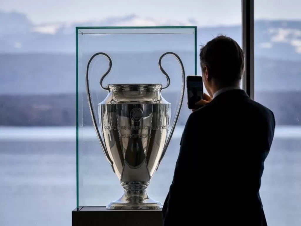 Piala Liga Champions dipajang di markas EUFA di Nyon (AFP/FABRICE COFFRINI) 
