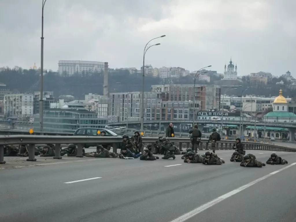 Pasukan Ukraina berjaga-jaga di pinggir kota Kiev. (REUTERS/Gleb Garanich)