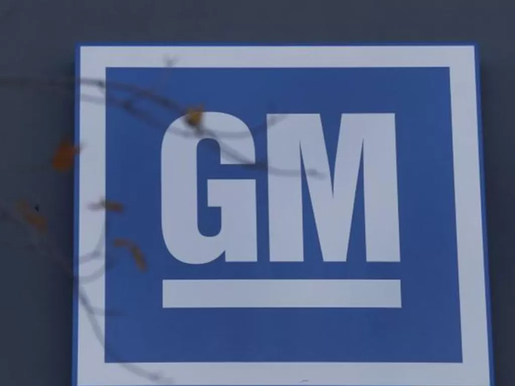 Logo GM terlihat di Pabrik Perakitan General Motors Lansing Grand River di Michigan, 26 Oktober 2015. (REUTERS/Rebecca Cook)