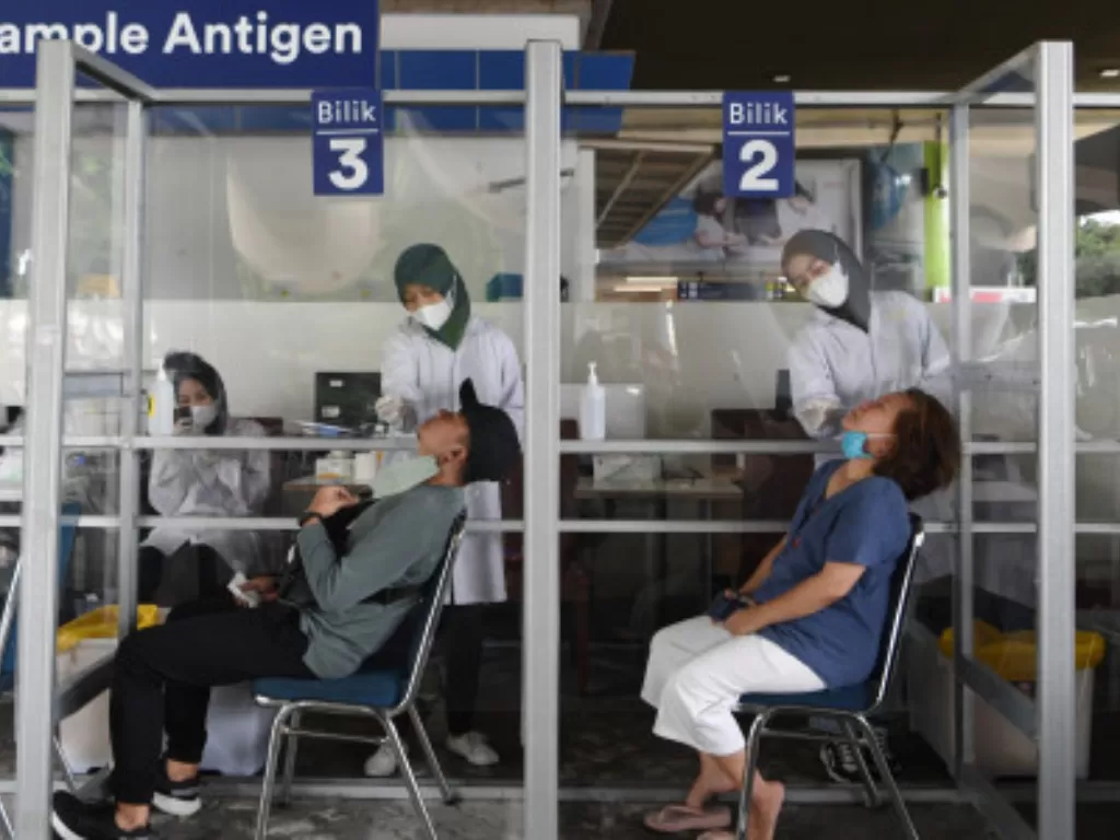 Petugas melakukan swab test antigen kepada calon penumpang kereta api di Stasiun Gambir, Jakarta (ANTARA FOTO/Hafidz Mubarak A)
