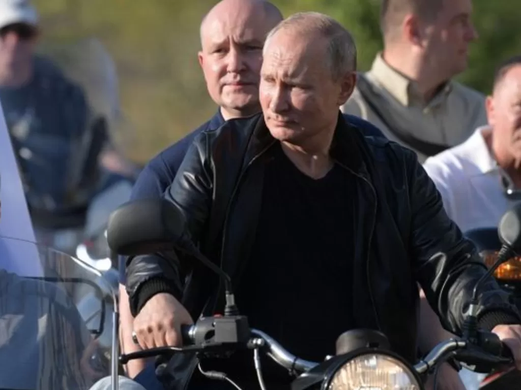 Presiden Rusia Vladimir Putin saat kopdar bersama klub motor Night Wolves. (VOA News)