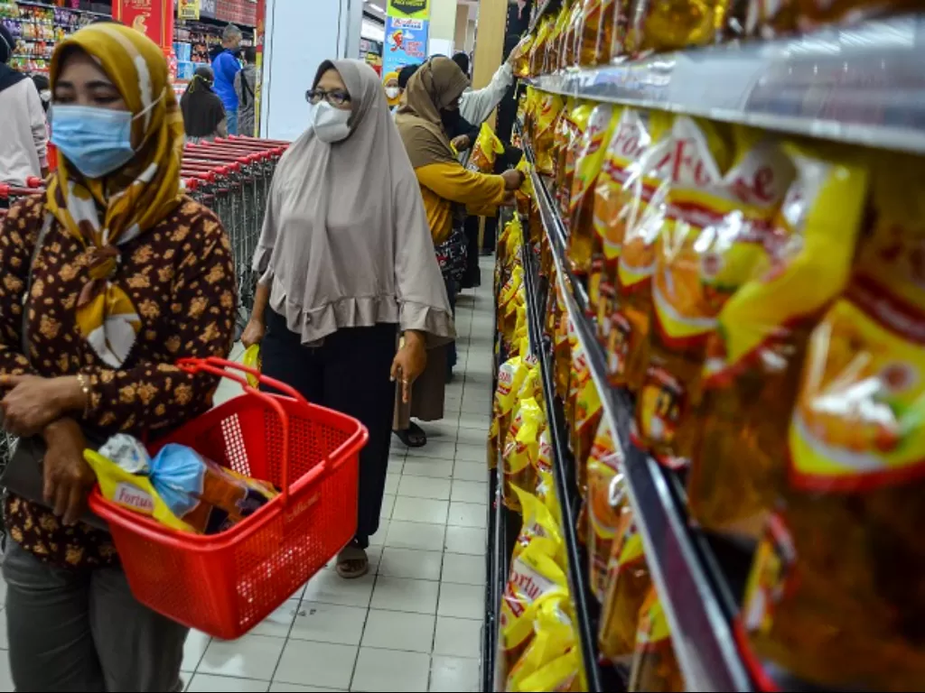 Sejumlah warga mengantre membeli minyak goreng saat operasi pasar di Asia Plaza, Kota Tasikmalaya, Jawa Barat. (ANTARA FOTO/Adeng Bustomi)