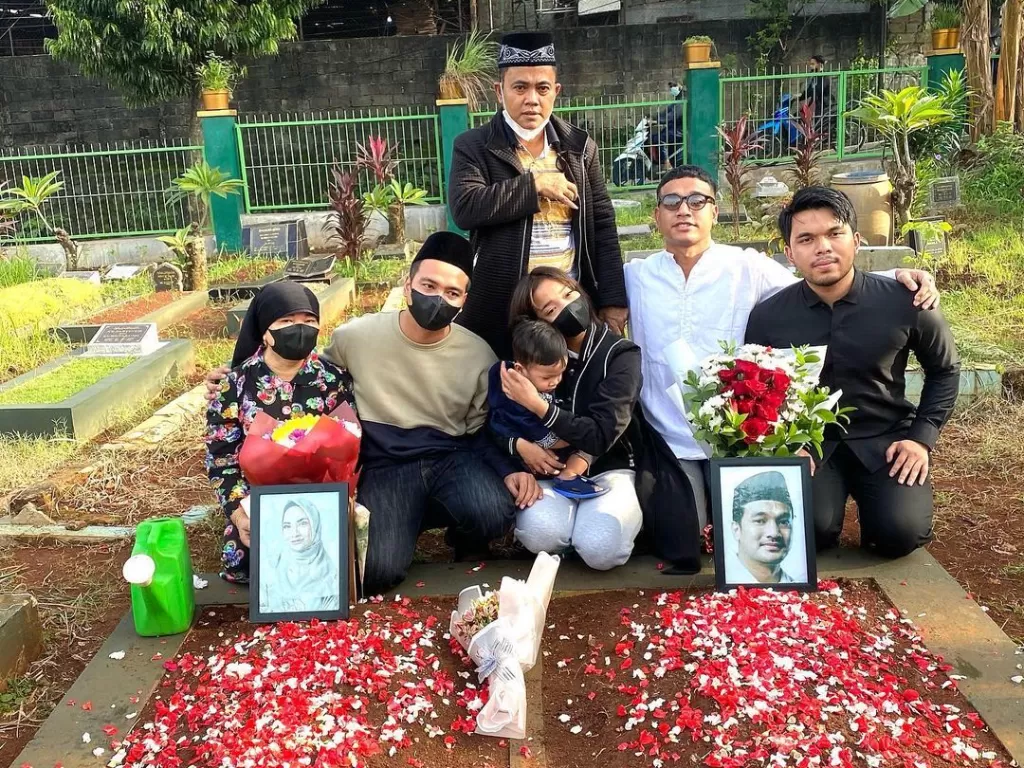 Keluarga H Faisal ziarah ke makam Vanessa-Bibi (Instagram/@dewizuhriati)