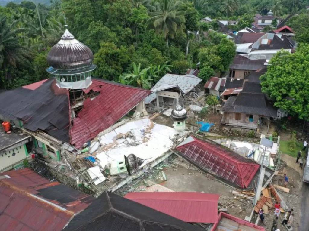 Masjid roboh akibat gempa di Nagari Kajai, Kabupaten Pasaman Barat, Sumatera Barat.  (ANTARA FOTO/Iggoy el Fitra)