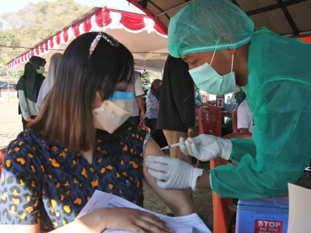  Seorang pelaku parekraf mendapatkan suntikan vaksin COVID-19 dari petugas kesehatan di Labuan Bajo, Manggarai Barat, NTT, Rabu (1/9/2021). (ANTARA/Kornelis Kaha)