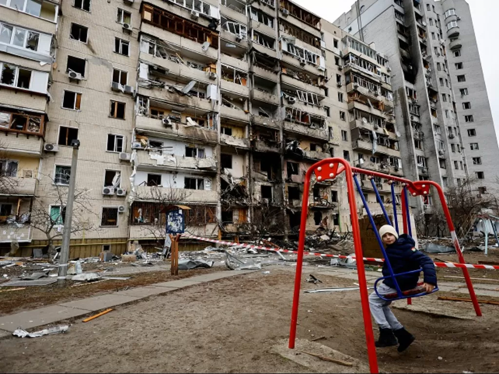 Kondisi pemukiman Ukraina usai diserang oleh Rusia. (REUTERS/Umit Bektas)