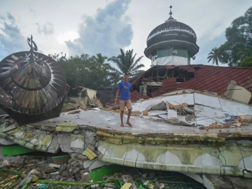 Masjid roboh di Nagari Kajai, Kabupaten Pasaman Barat, Sumatera Barat, akibat gempa. (ANTARA FOTO/Iggoy el FItra)