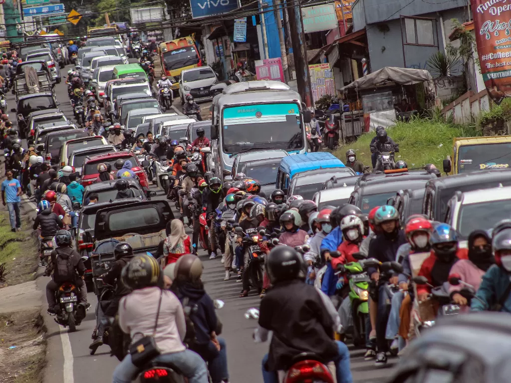 Kepadatan kendaraan di jalur wisata Puncak, Cisarua, Kabupaten Bogor, Jawa Barat, Senin (28/2/2022). (ANTARA/Yulius Satria Wijaya)