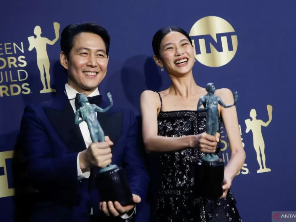 Lee Jung-jae and Jung Ho-yeon berpose di backstage dengan penghargaan yang mereka terima di Screen Actors Guild Awards ke-28 di Santa Monica, California, AS, 27 Februari 2022. (REUTERS/Aude Guerrucci).
