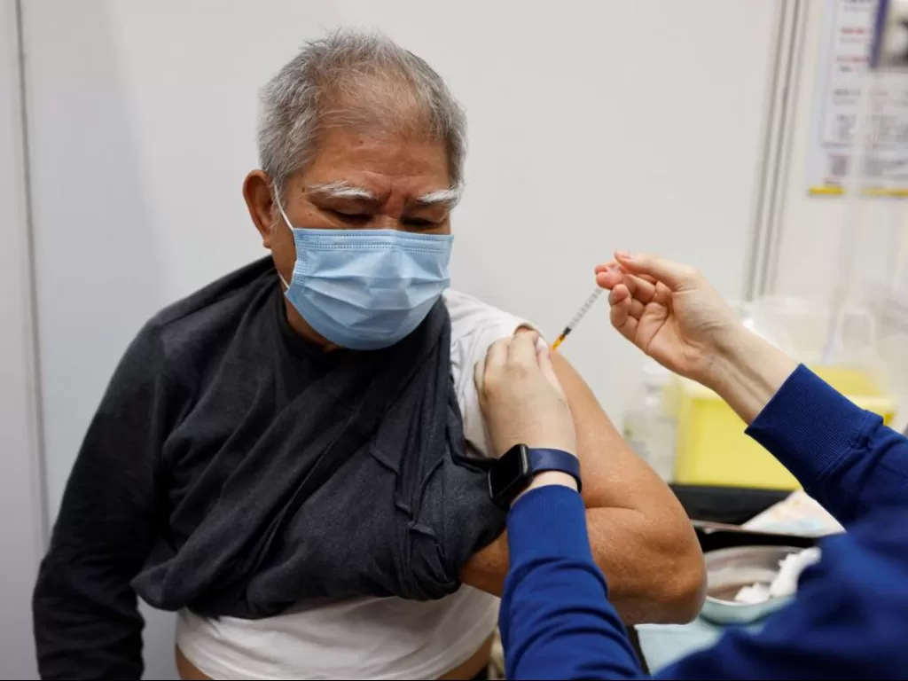Seorang pria lansia menerima dosis vaksin CoronaVac COVID-19 Sinovac Biotech di pusat vaksinasi komunitas, di Hong Kong, Cina, 25 Februari 2022. (REUTERS/Tyrone Siu)