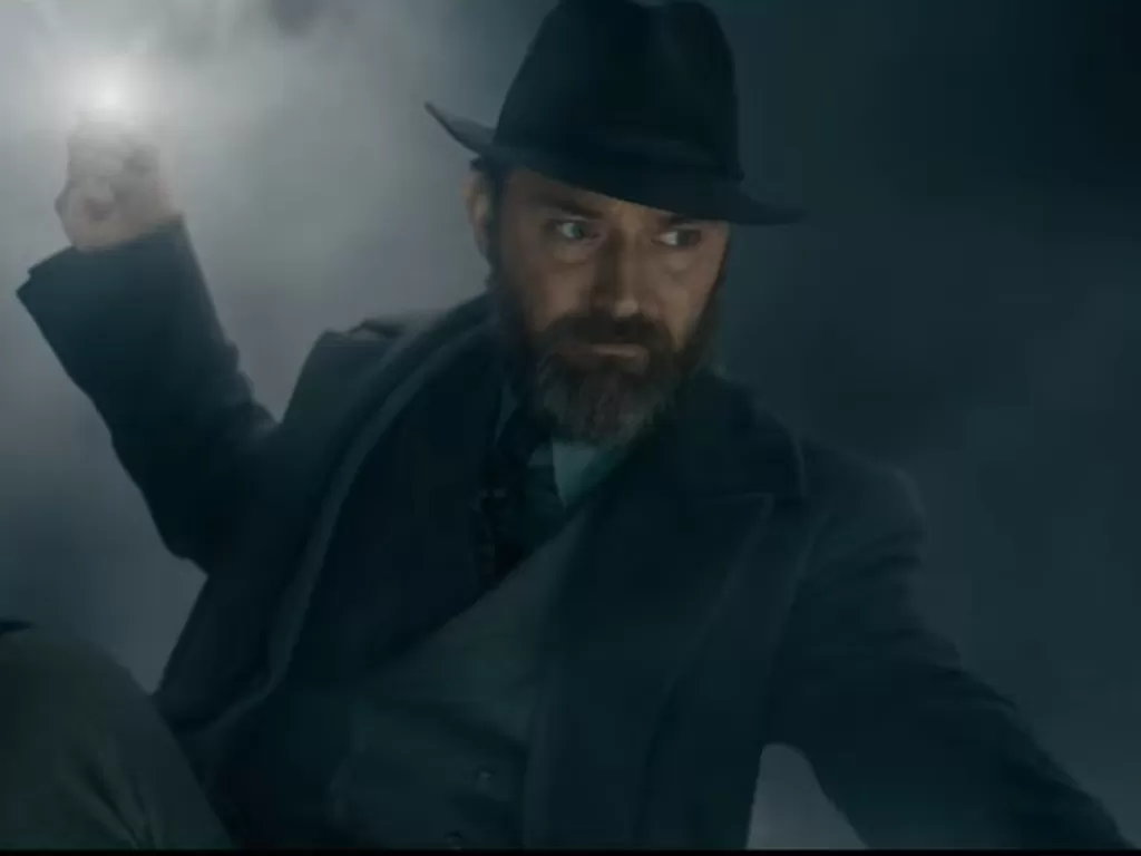 Jude Law sebagai Dumbledore di Fantastic Beast 3. (Youtube/Warners Bros).