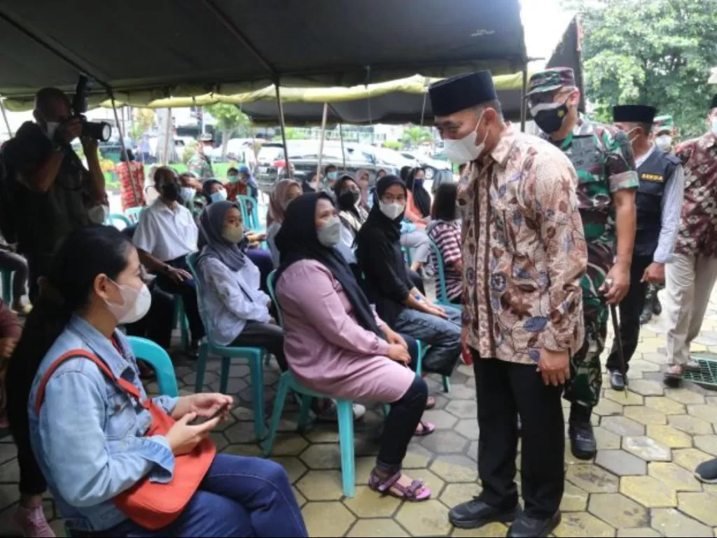 Menko PMK Muhadjir Effendy tinjau vaksinasi booster di Malang. (Dok. Humas KemenkoPMK)