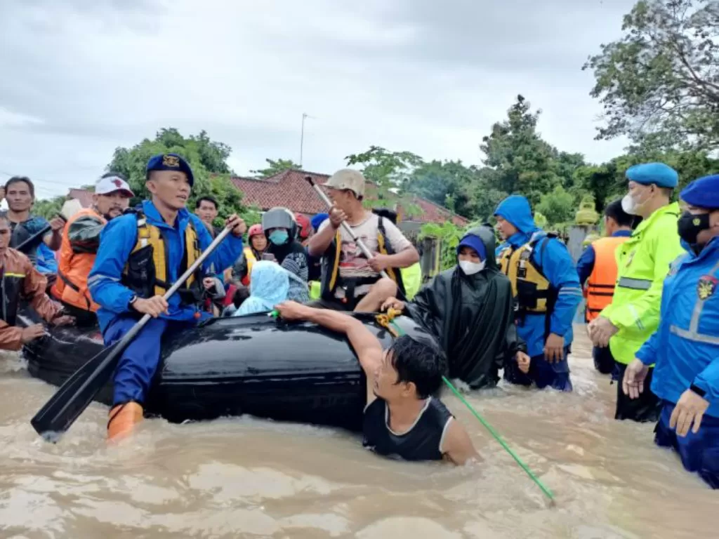 Petugas mengevakuasi warga terdampak banjir di wilayah Kota Serang, Banten. (Dok. Humas Polda Banten)