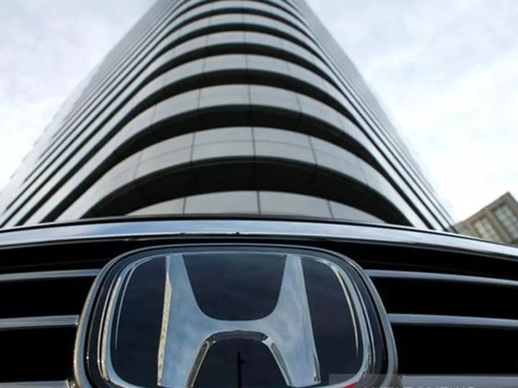 Logo Honda Motor Co, produsen mobil terbesar kedua di Jepang, terlihat di depan kantor pusat perusahaan di Tokyo. (ANTARA/REUTERS/Yuriko Nakao/am)
