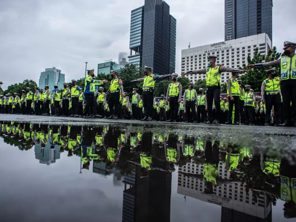 Personel Polisi Lalu Lintas mengikuti Apel Gelar Pasukan Operasi Kepolisian Mandiri Kewilayahan Ops Keselamatan Jaya 2022. (ANTARA FOTO/Aprillio Akbar)
