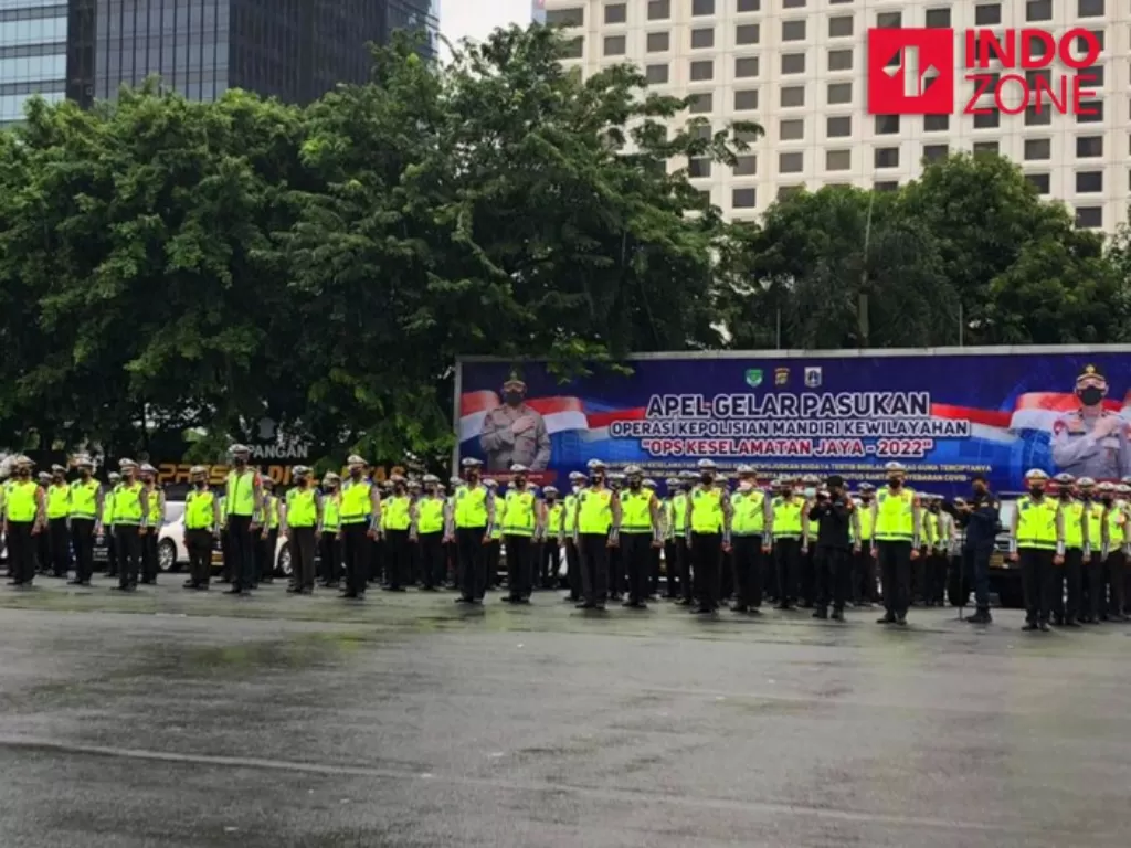 Apel gelar pasukan Ops Keselamatan Jaya 2022 di Mapolda Metro Jaya, Jakarta. (INDOZONE/Samsudhuha Wildansyah)