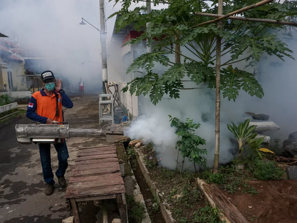 Petugas melakukan fogging atau pengasapan di Perumahan Saputra Raya 3, Cepokokuning, Kabupaten Batang, Jawa Tengah Selasa (15/2/2022). (ANTARA/Harviyan Perdana Putra)