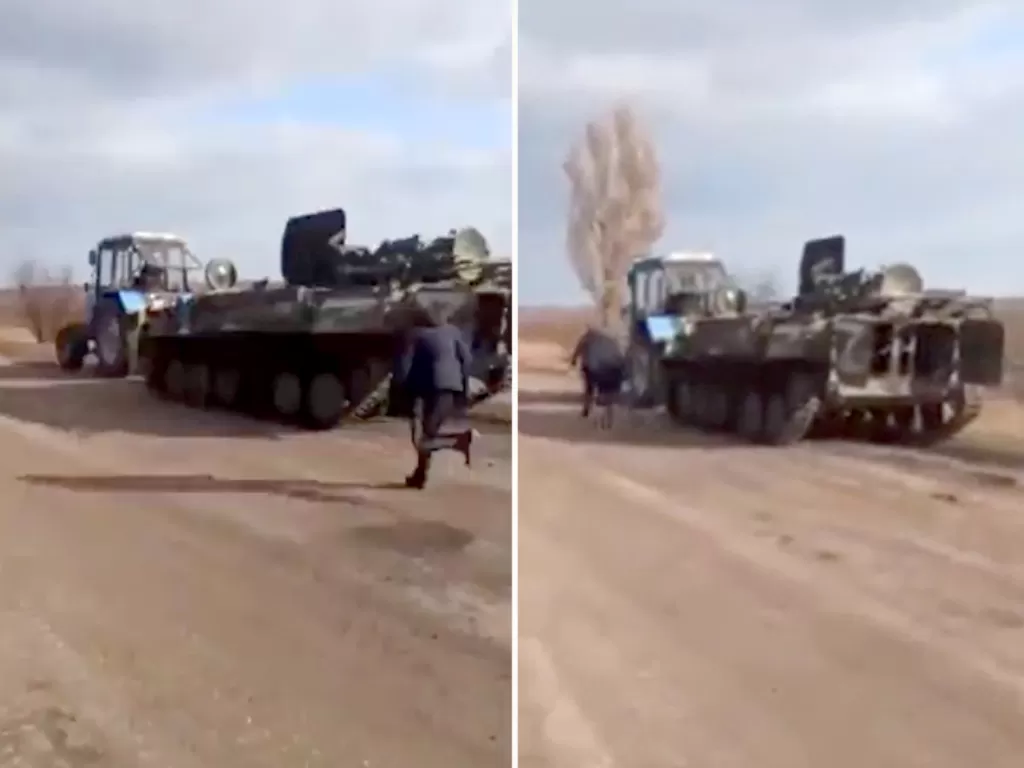 Traktor Ukraina curi tank Rusia. (Twitter/@olex_scherba)