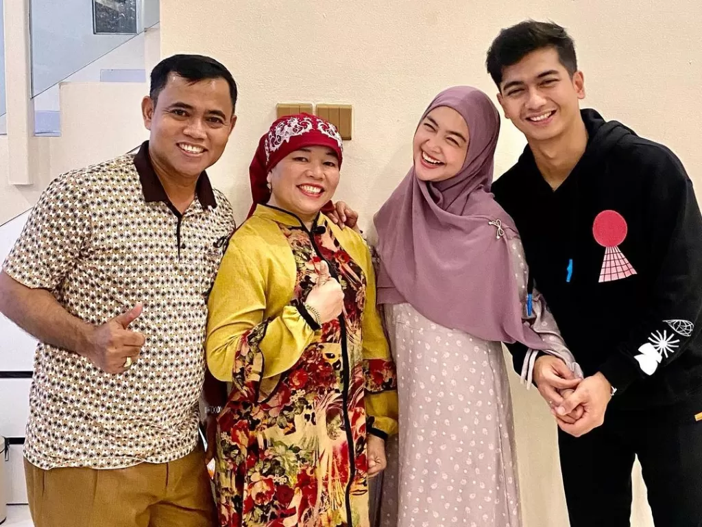 Ria Ricis bersama H Faisal dan Dewi Zuhriati (Instagram/@dewizuhriati)
