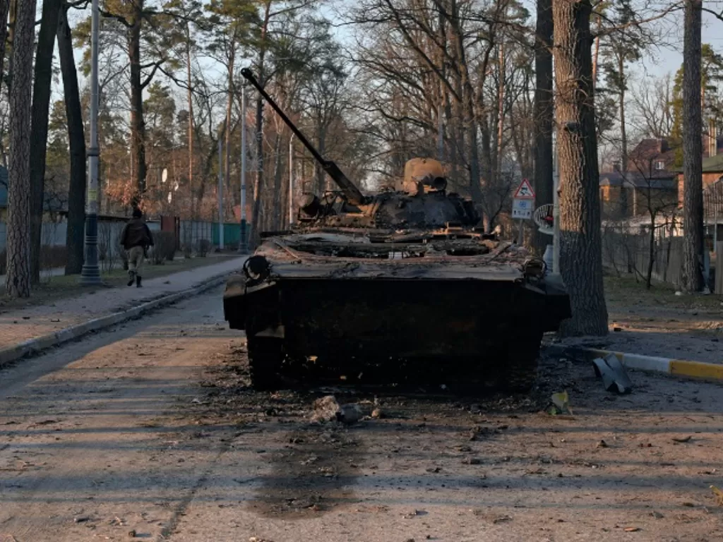 Sebuah tank hancur di pinggiran kota Kiev, Ukraina. (REUTERS/Maksim Levin)