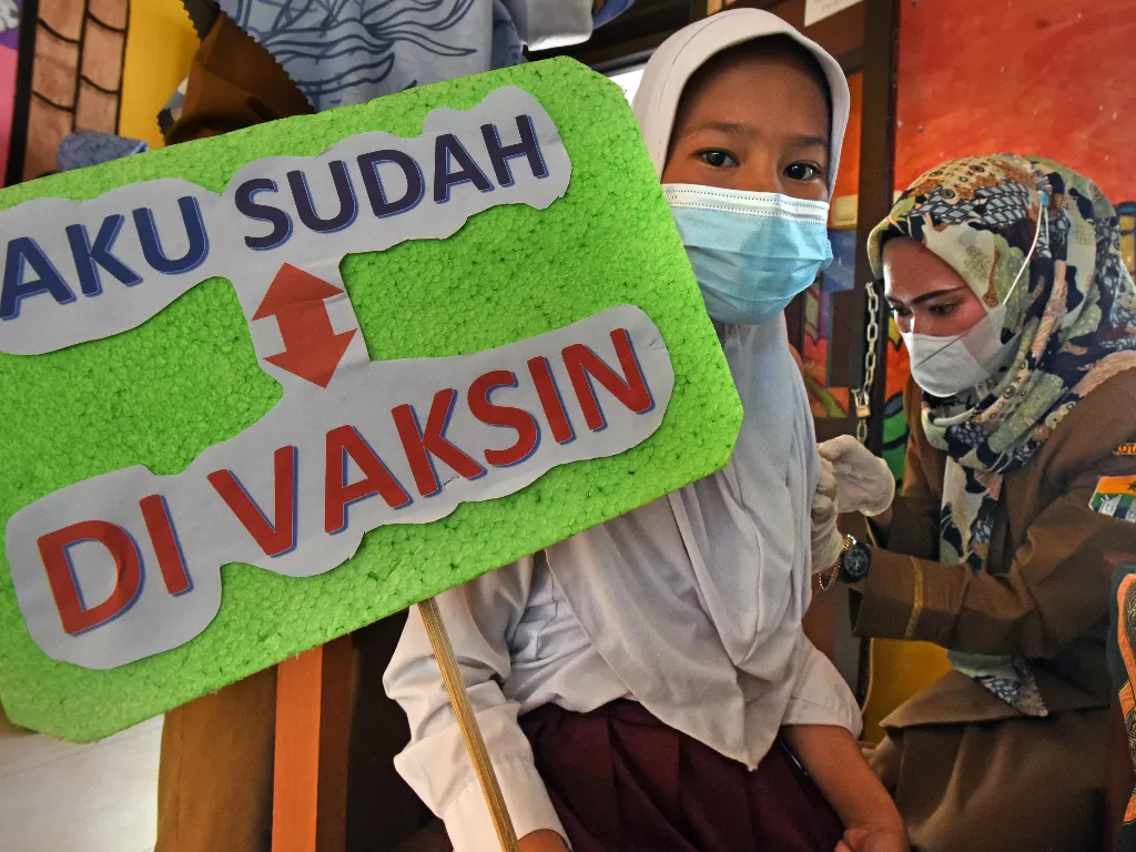 Murid SD Negeri Gowok Kota Serang mendapat suntikan vaksin COVID-19 saat Percepatan Vaksinasi Untuk Anak di Kampung Curug, Serang, Banten, Senin (21/2/2022). (ANTARA/Asep Fathulrahman)