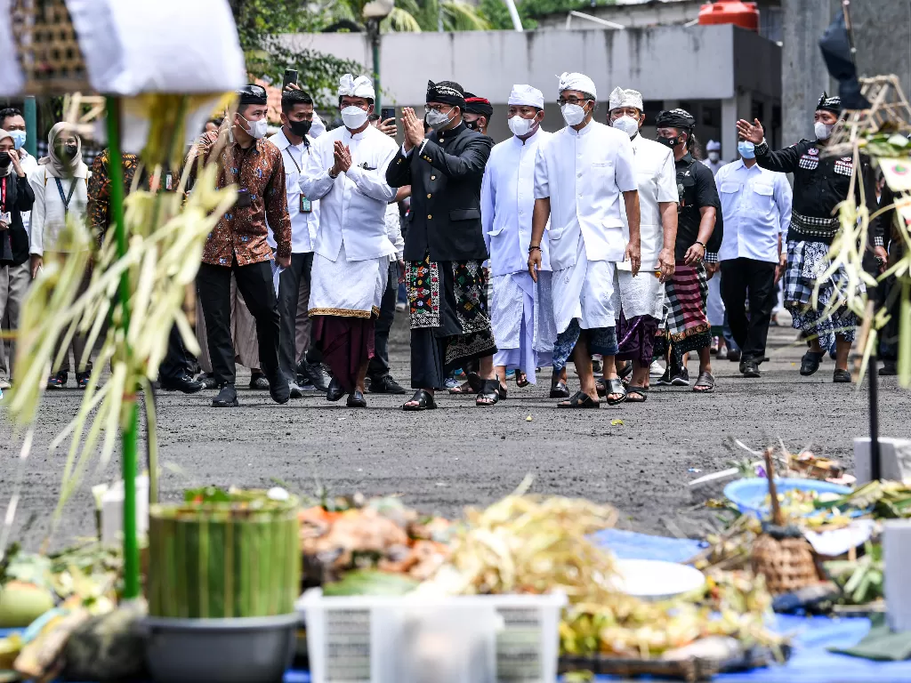 Gubernur DKI Jakarta Anies Baswedan (tengah) menyapa sejumlah umat Hindu saat hadir dalam mengikuti Upacara Tawur Agung Kesanga di Pura Aditya Jaya, Rawamangun, Jakarta, Rabu (2/3/2022). (ANTARA/M Risyal Hidayat)