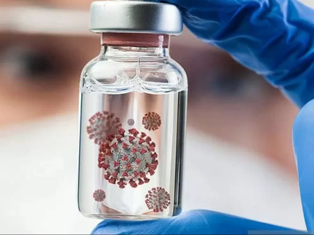 Dokter memegang botol ampul kaca yang mengandung sel molekul virus corona. (ANTARA/Shutterstock)
