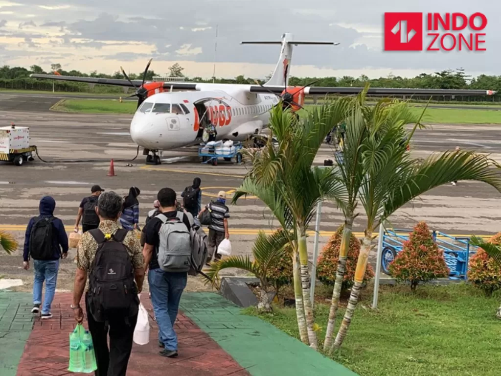 Para penumpang pesawat Wings Air di Bandara Betoambari, Kota Baubau, Sulawesi Tenggara. (INDOZONE/Fahmy Fotaleno)
