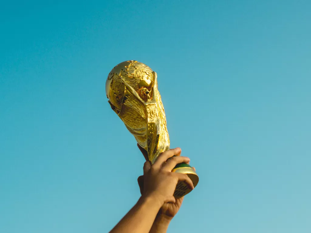 Ilustrasi trofi Piala Dunia. (Unsplash/@fznsr_)