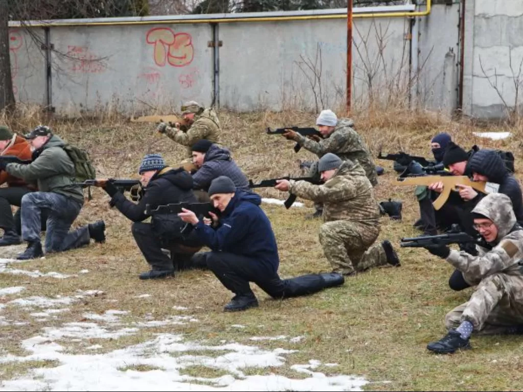 Warga sipil Ukraina dapat pelatihan militer oleh veteran Azov di Kharkiv. (REUTERS/Vyacheslav Madiyevskyy)