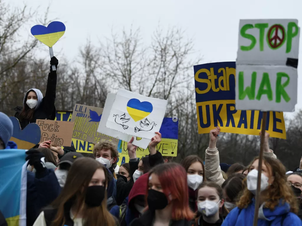 Demonstrasi anti invasi Rusia terhadap Ukraina di Berlin, Jerman (REUTERS)