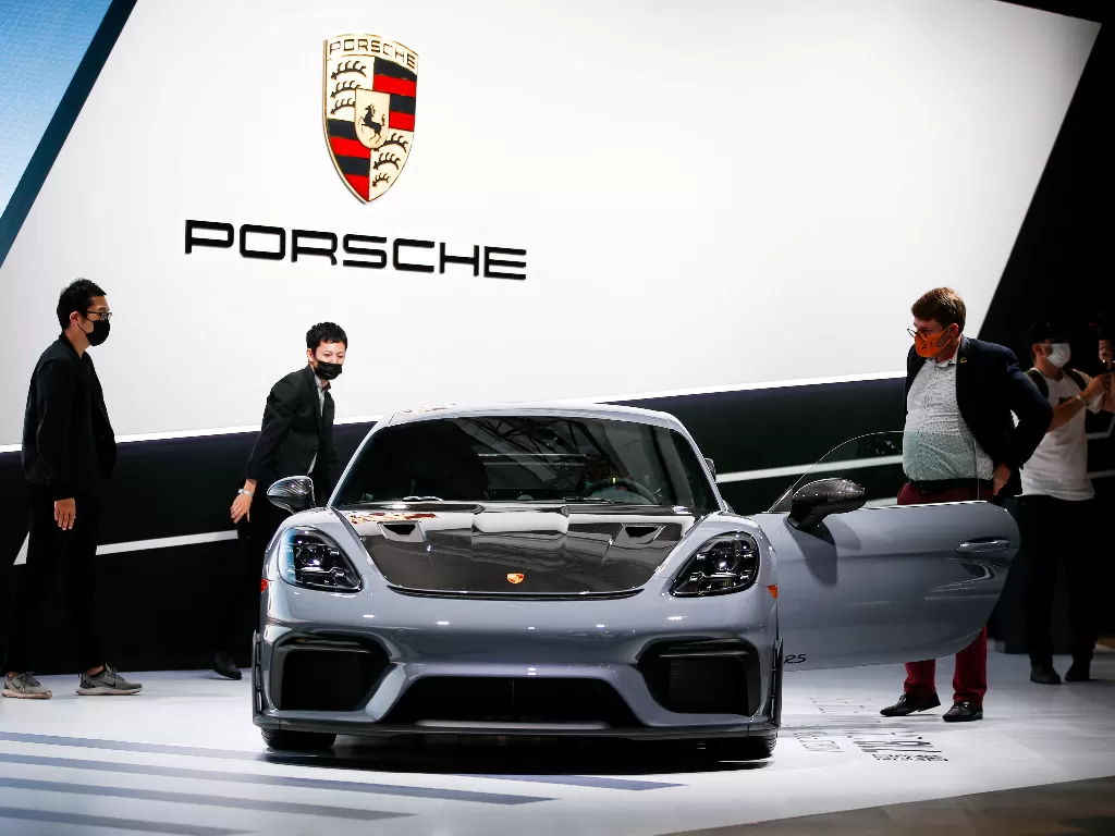 Porsche hentikan produksi di Leipzig. (REUTERS/Ringo Chiu)