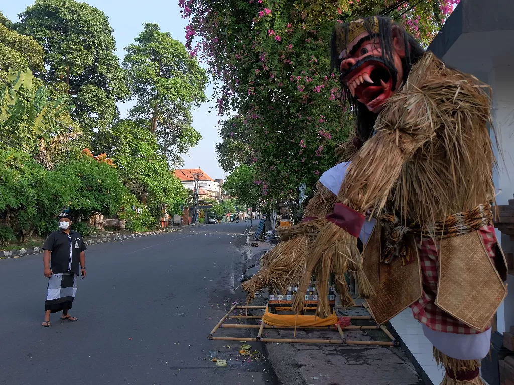 Pecalang atau petugas pengamanan desa adat di Bali memantau situasi jalan raya saat Hari Raya Nyepi Tahun Baru Saka 1944 di wilayah Desa Sumerta Kelod, Denpasar, Bali, Kamis (3/3/2022). (ANTARA/Nyoman Hendra Wibowo)