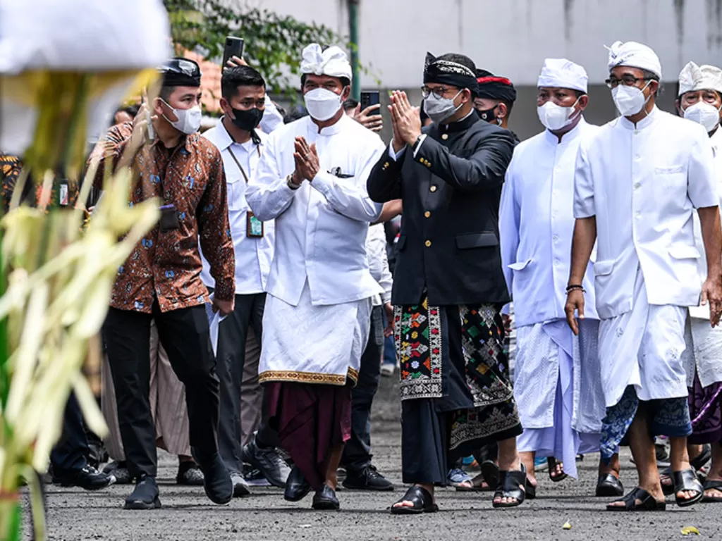 Gubernur DKI Jakarta Anies Baswedan (tengah) saat hadir dalam mengikuti Upacara Tawur Agung Kesanga di Pura Aditya Jaya, Rawamangun, Jakarta, Rabu (2/3/2022). (ANTARA FOTO/M Risyal Hidayat)