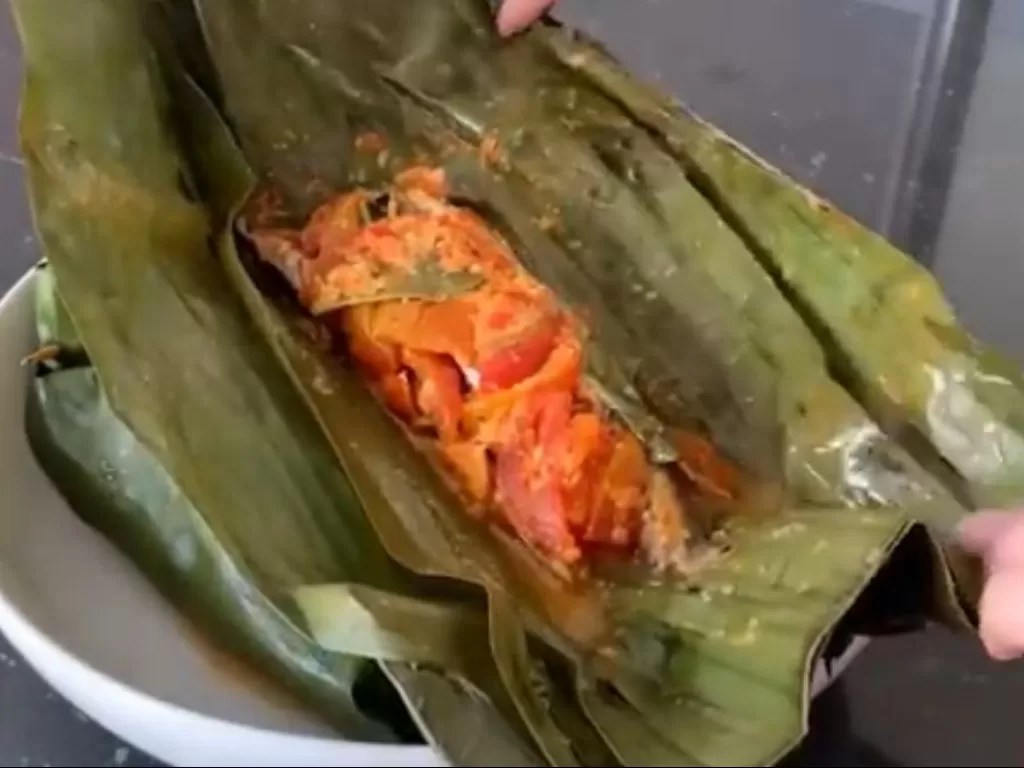 Pepes ikan pindang. (YouTube/Cooking with Hel)