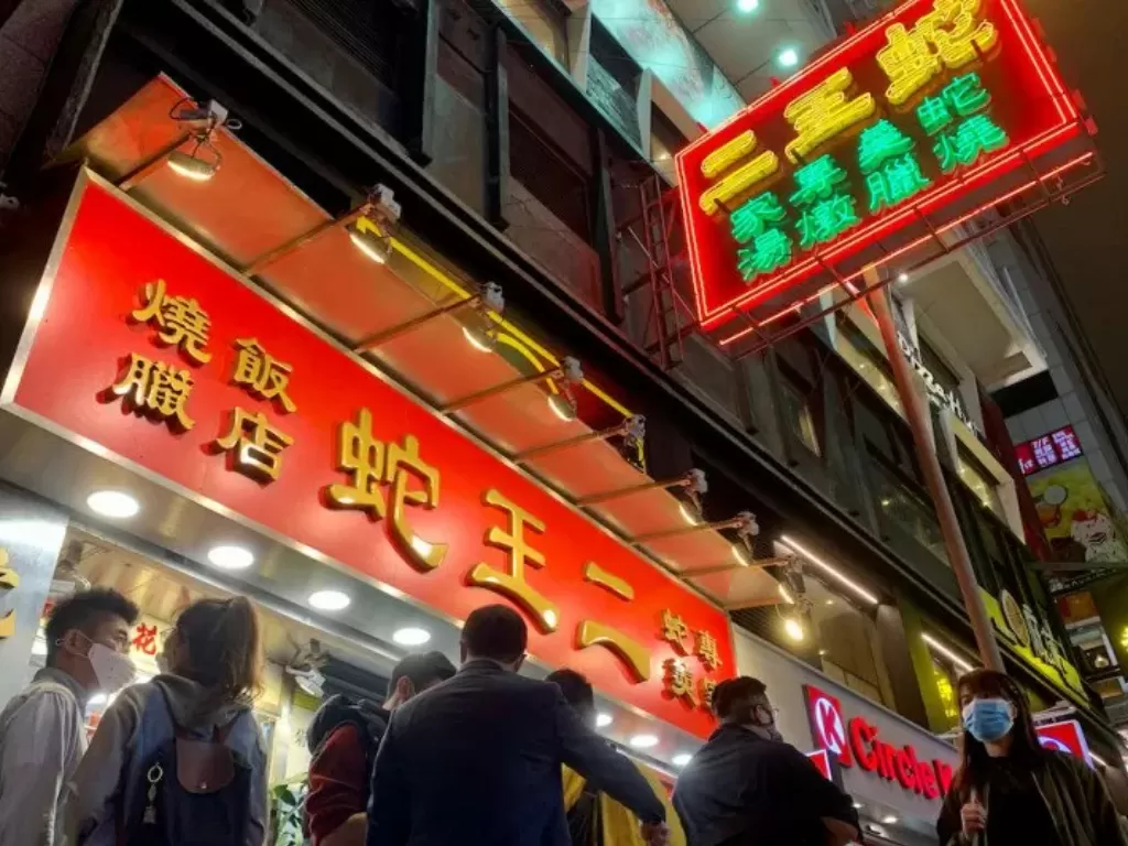 Ilustrasi: Orang mengantre di depan restoran daging ular She Wong Yee di Hong Kong, China 2 April 2020. (REUTERS/YOYO CHOW)