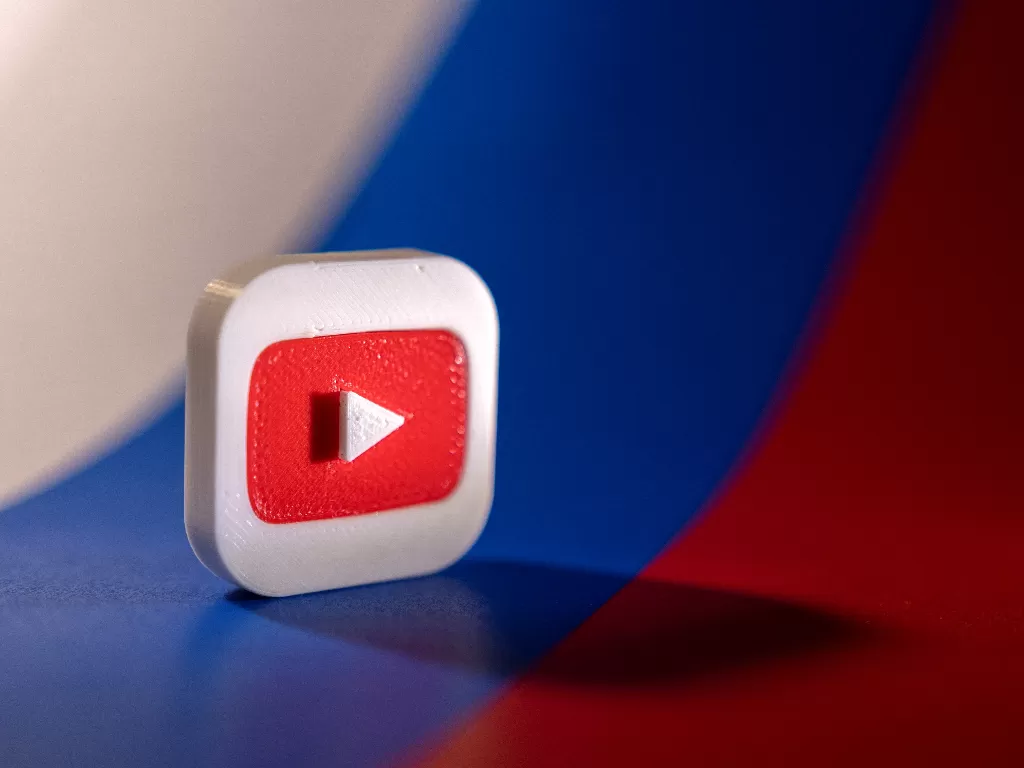Ilustrasi - logo YouTube di bendera Rusia. (REUTERS/Dado Ruvic)