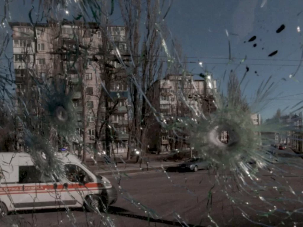 Sebuah ambulans di Kiev, Ukraina terlihat melalui jendela rusak kendaraan yang terkena peluru, saat invasi Rusia (28/2/2022). (Jedrzej Nowicki/Agencja Wyborcza via REUTERS)