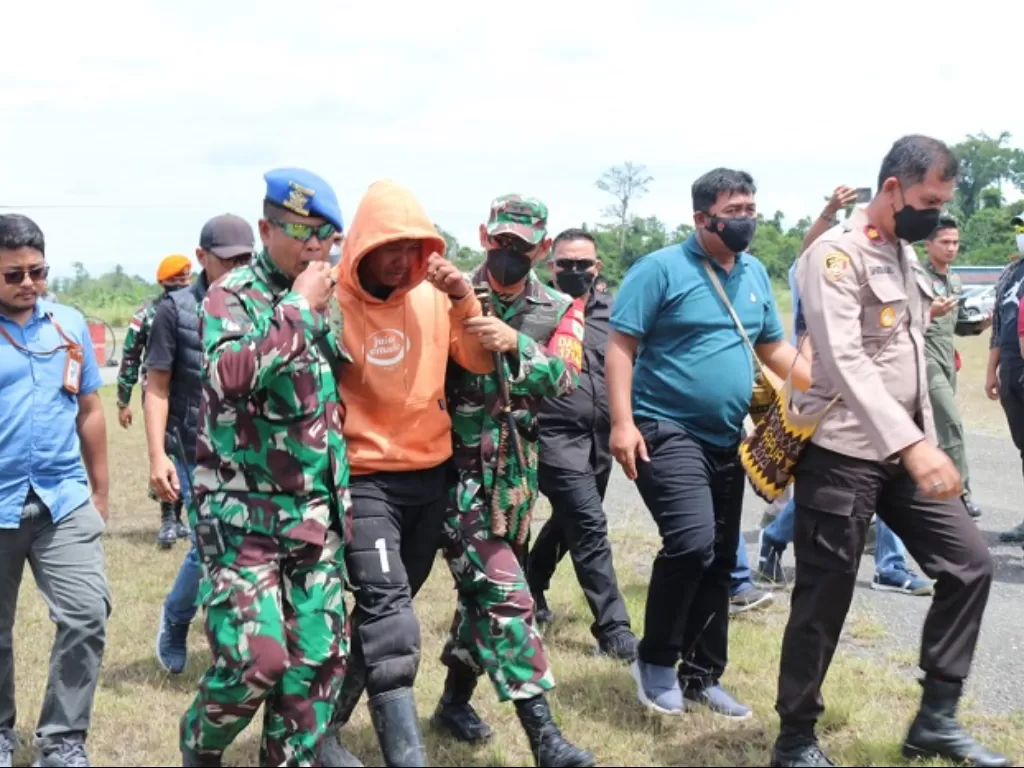 Satgas Operasi Damai Cartenz mengevakuasi 1 karyawan ptt yang selamat dari serangan KKB di Papua. (Dok. Satgas Operasi Damai Cartenz 2022.)
