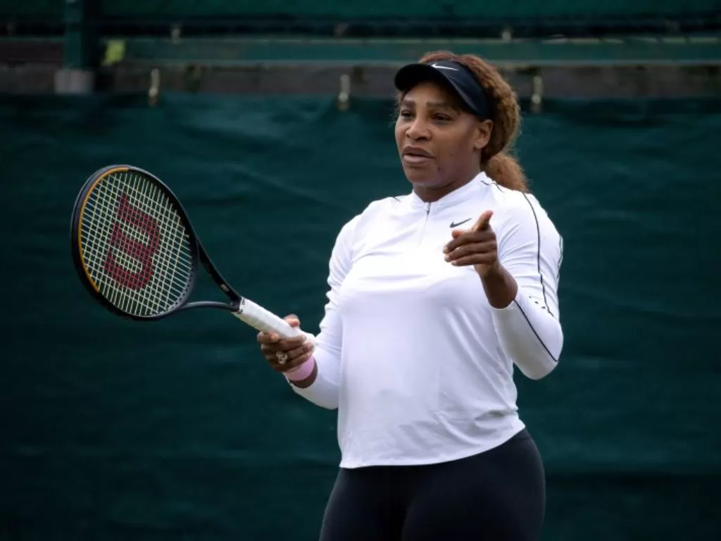  Petenis AS Serena Williams selama sesi latihan jelang Wimbledon di All England Lawn Tennis and Croquet Club, London, Inggris, 28 Juni 2022. (ANTARA/REUTERS/David Gray)