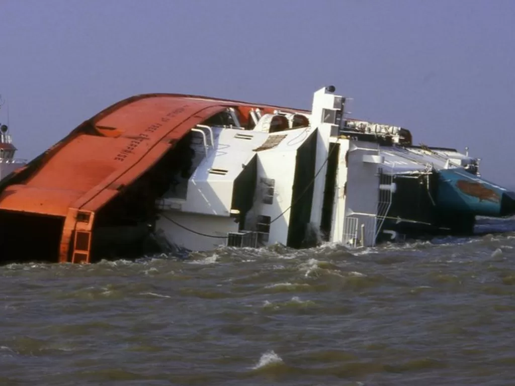 Kapal MS Herald of Free Enterprise terbalik pada 6 Maret 1987 (BBC)