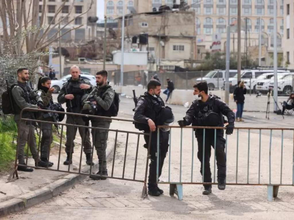 Pasukan keamanan Israel berjaga di Sheikh Jarrah, Yerusalem Timur. (REUTERS/Ammar Awad)